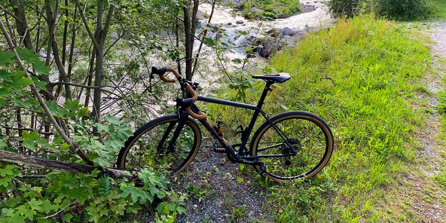 Fahrrad am Bach